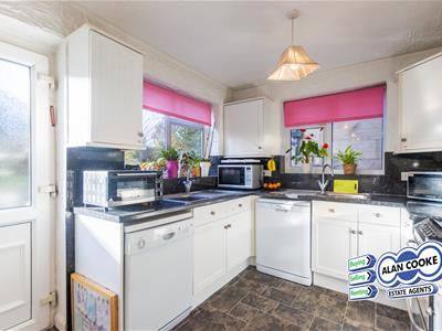 FITTED BREAKFAST KITCHEN